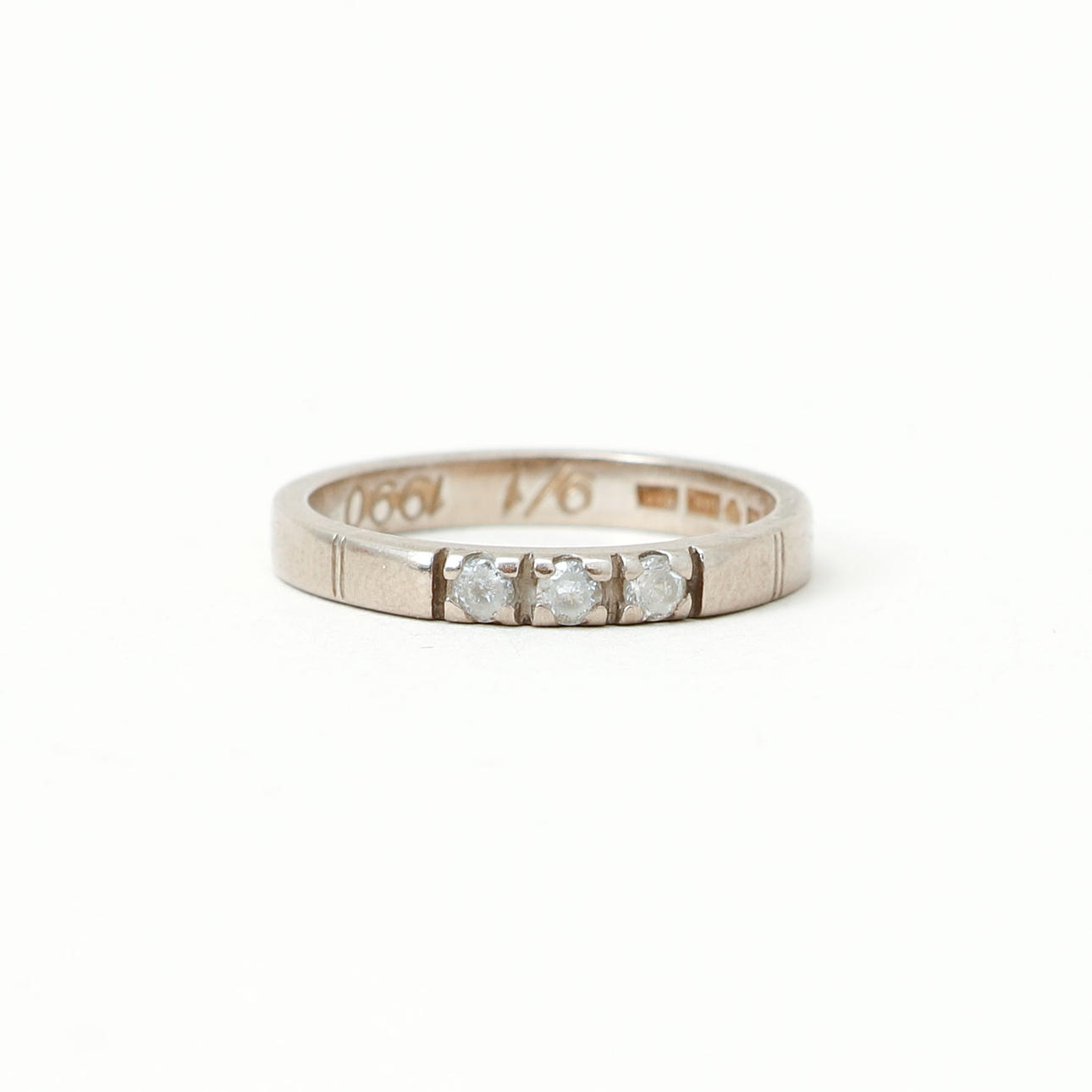 RING, 18k vitguld, syntetiska stenar, totalvikt ca 4,1 gram.