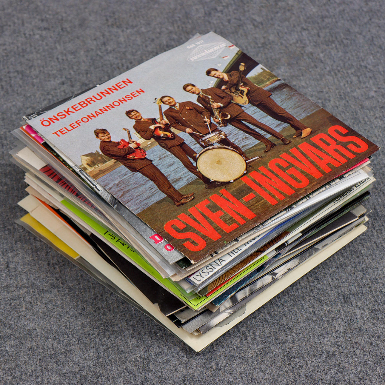 COLLECTION OF SINGLES.