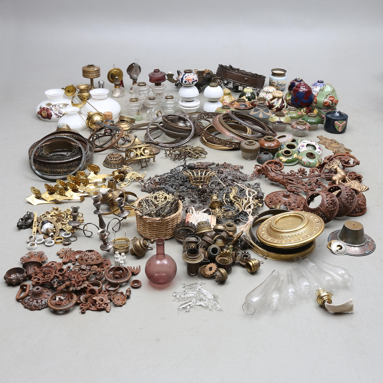 PARTI LAMPDELAR, för elektriska samt fotogenarmaturer, 18/1900-tal.