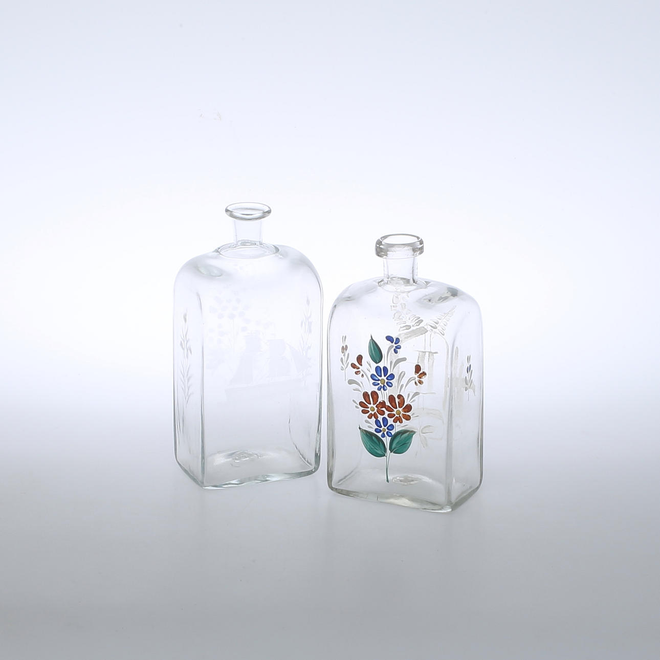 PLUNTOR, 2 st, glas, varav en med Oscar II monogram.