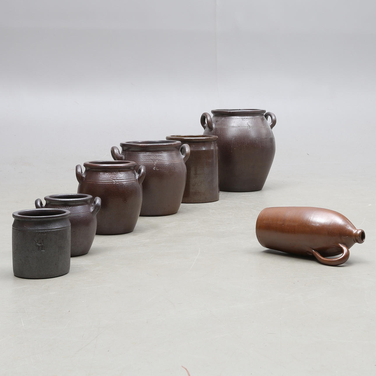 PARTI KRUS, 7 st, keramik. mestadels Höganäs 1900-tal.