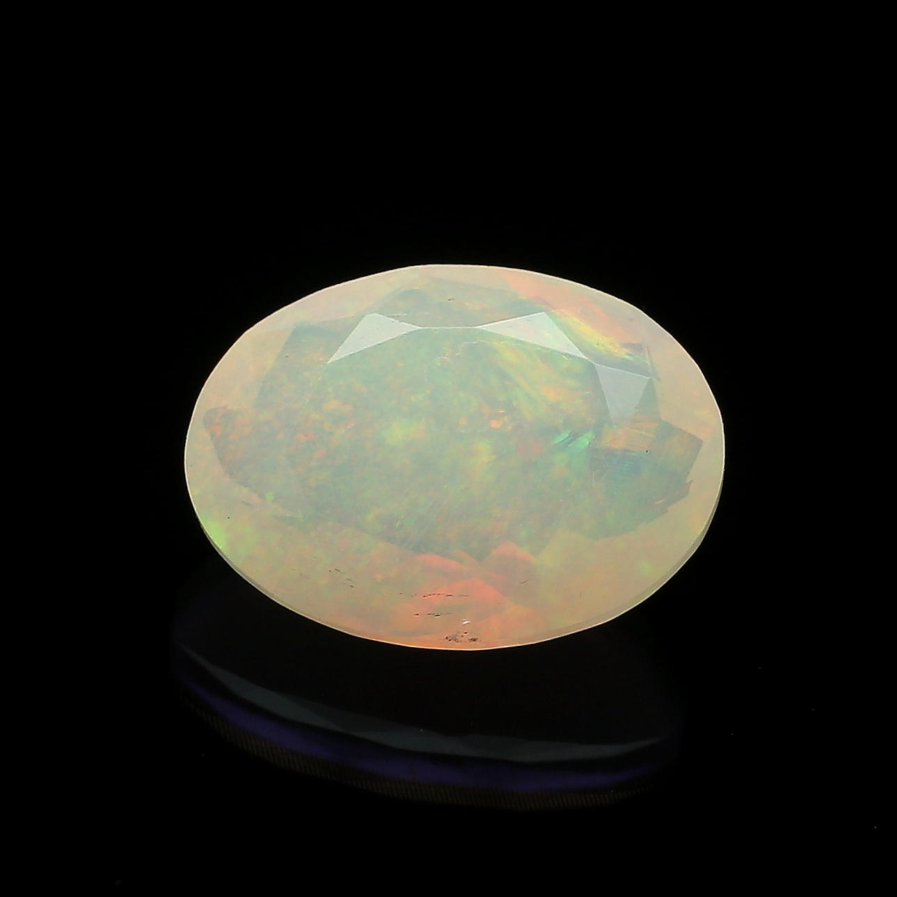 ÄDELOPAL (Crystal Opal), vit med skimrande färg, Australien, vikt 1,65 ct.