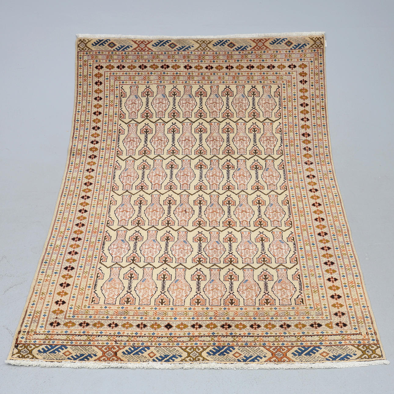 ORIENTAL RUG. Approx. 175 x 137 cm.