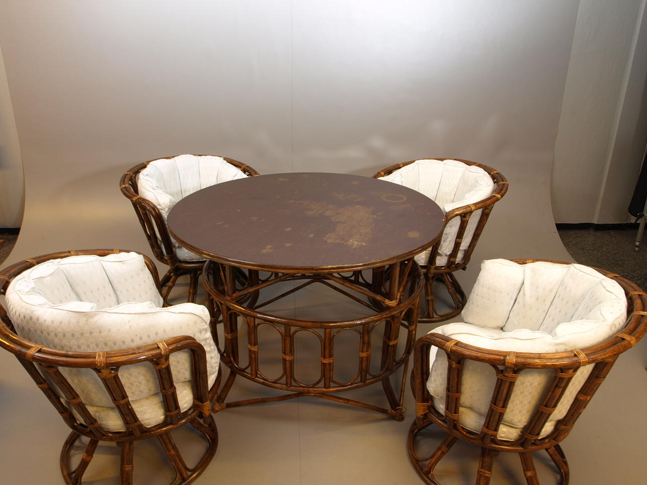 FÅTÖLJER OCH BORD, brunbetsad rotting, 5 delar, 1900-talets andra hälft.