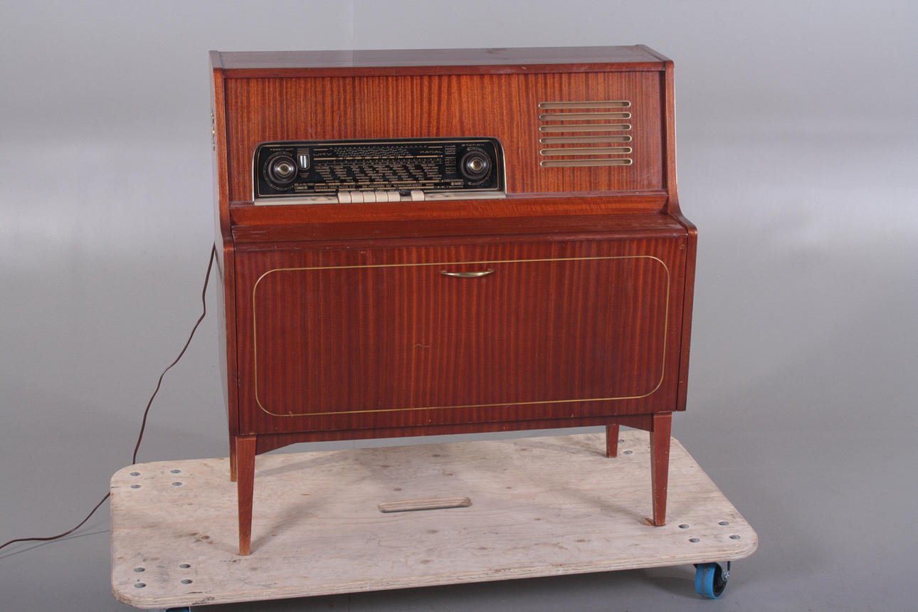 RADIOGRAMMOFON i trämöbel.Plaza, Sverige.