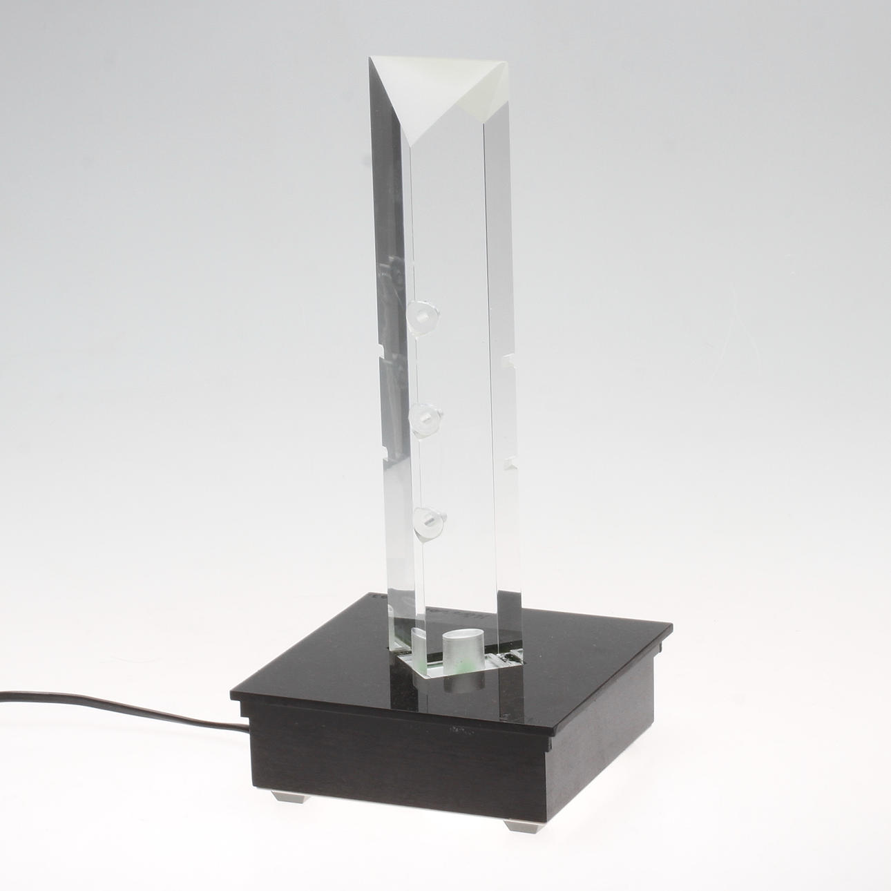 LENNART KÄRRABO. Skulptur, belyst plexiglas. Signerad och numrerad 1/1.