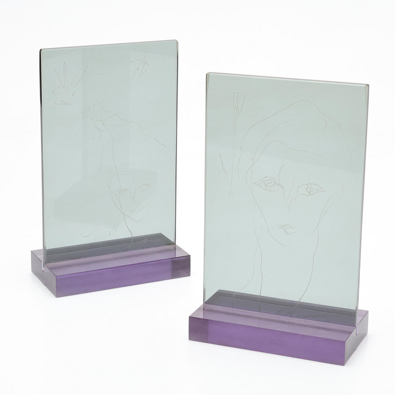 OIDENTIFIERAD KONSTNÄR. SCULPTURES, 2 pcs, glass sections, figure compositions, signed.