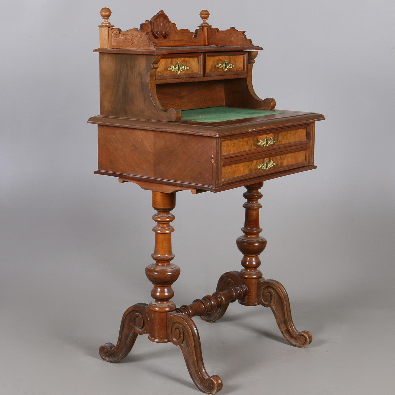 DAMSKRIVBORD, valnöt, nyrenässans, 1800-talets andra hälft.