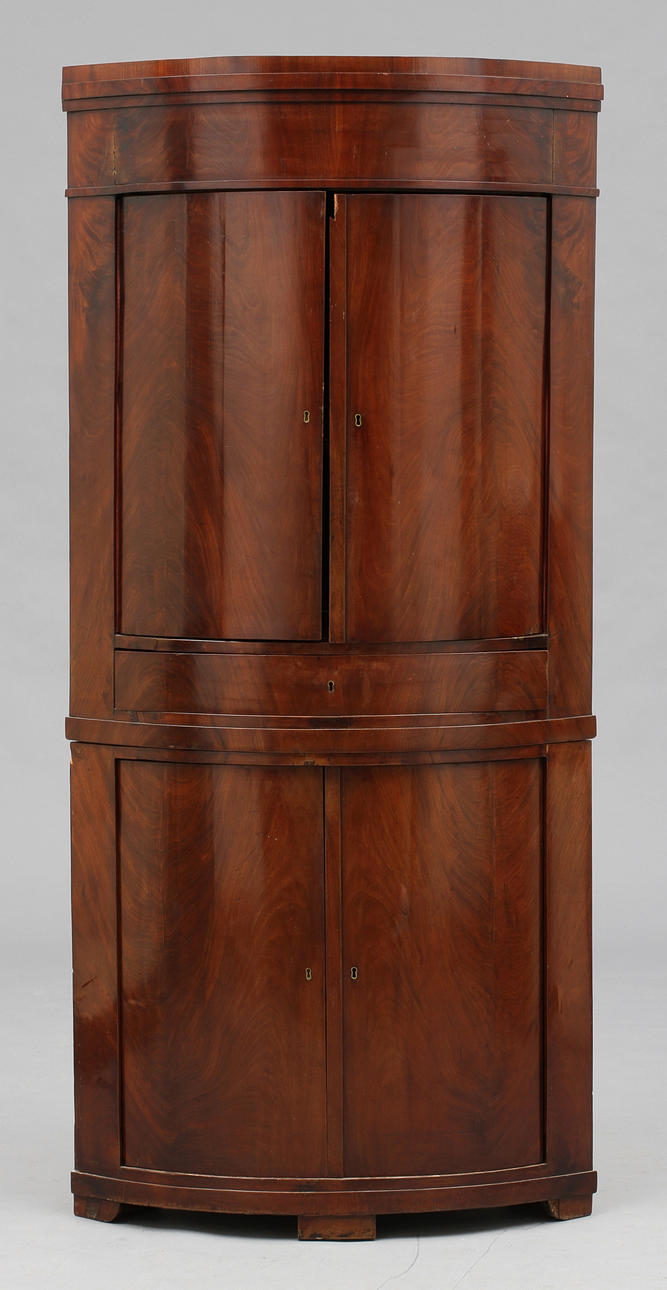 HÖRNSKÅP, Karl Johan, 1800-tal.