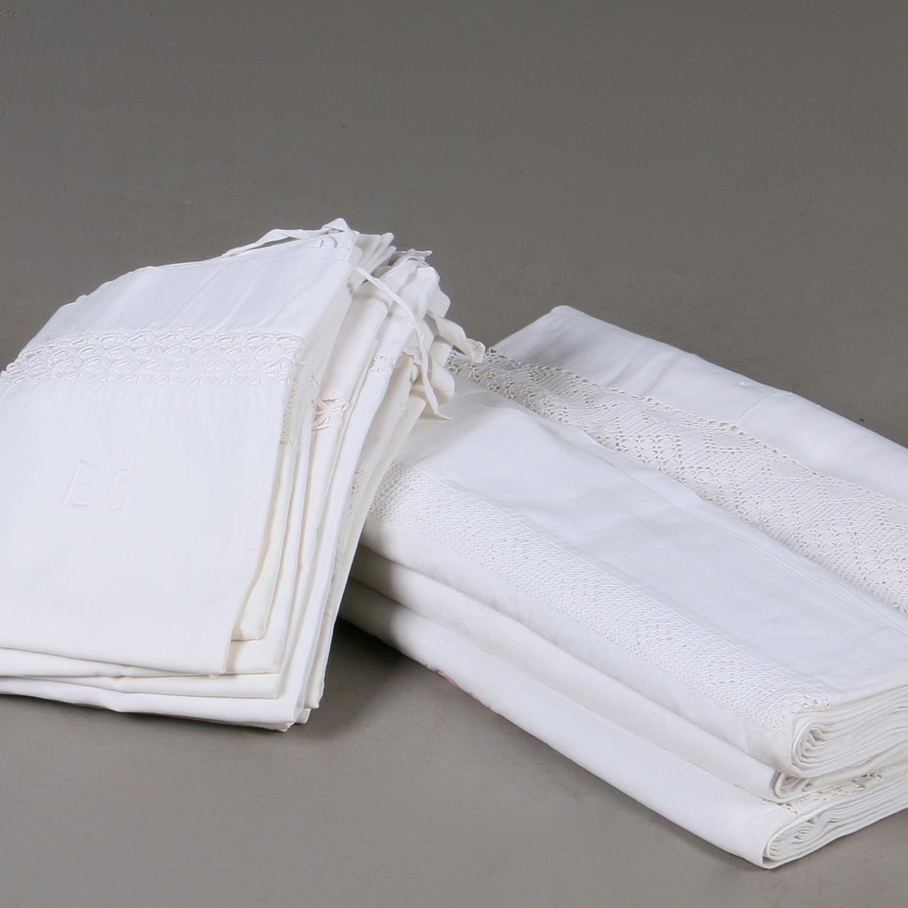 SÄNGLINNE, 14 delar, med brodyr och spetsar, 1900-tal.