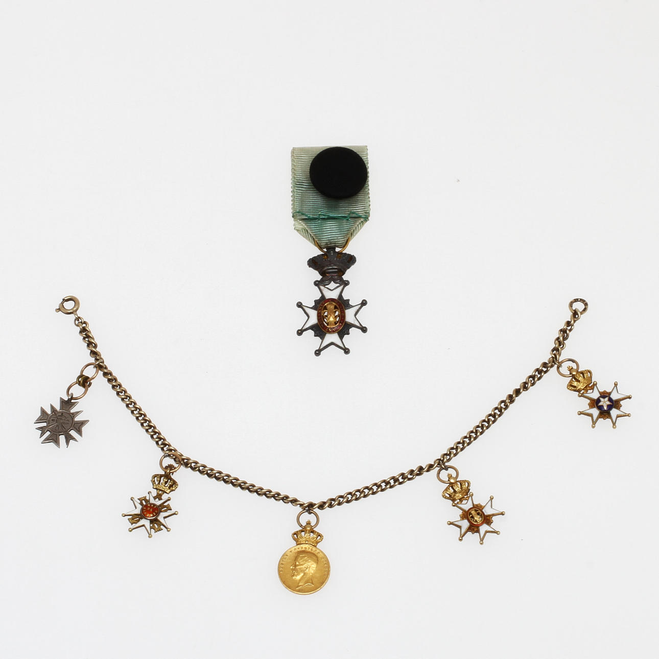 MINIATYRER PÅ KEDJA, 5 st, bl a Nordenstjärnan och Vasaorden samt MINIATYR, Vasaorden.