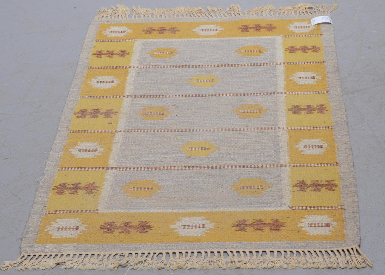 SVENSK HEMSLÖJD. RÖLKANMATTA, stiliserat mönster.