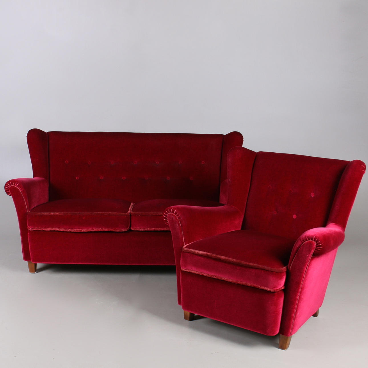SOFFGRUPP, 2 delar, röd plysch, 1900-talets andra hälft.