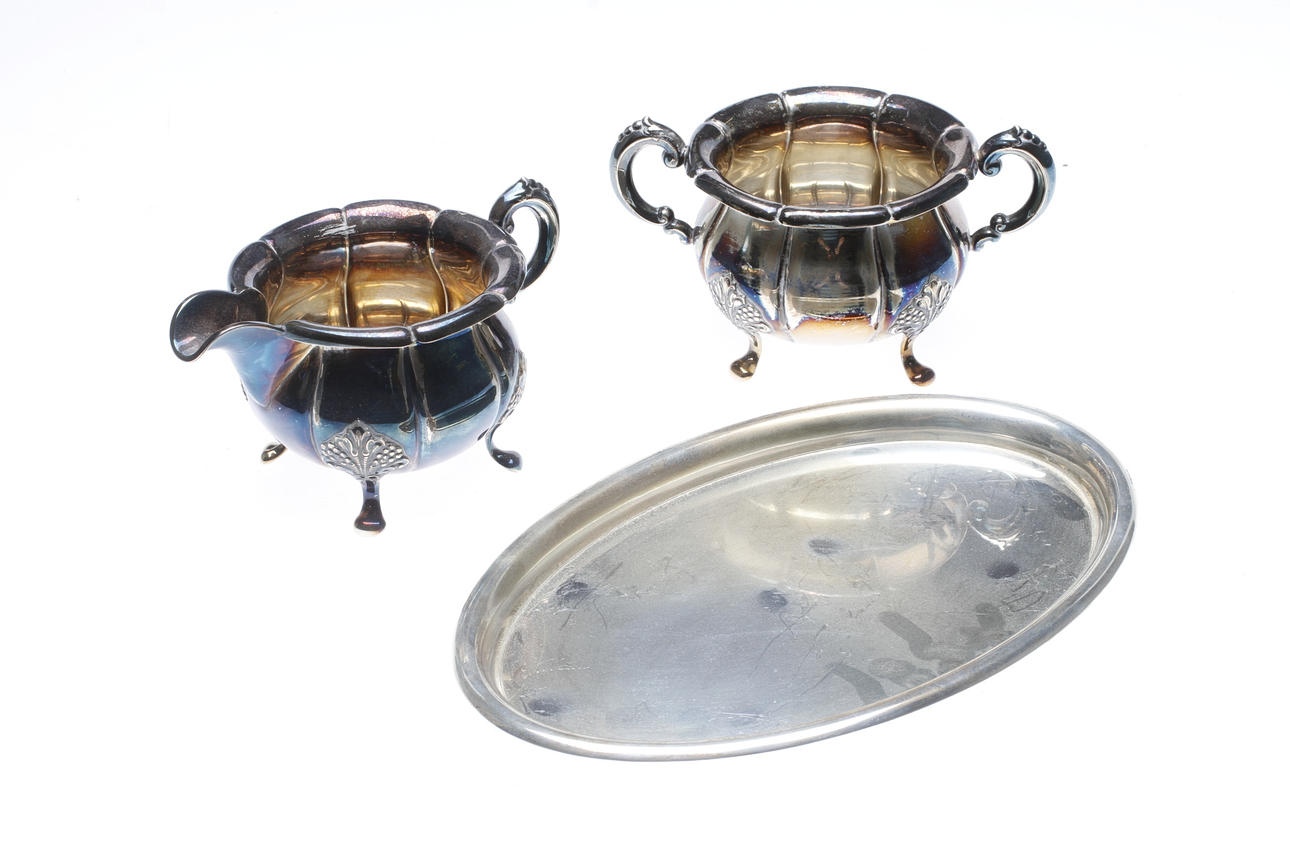 GRÄDDKANNA, SOCKERSKÅL samt BRICKA, silver, vikt ca 513 gram.