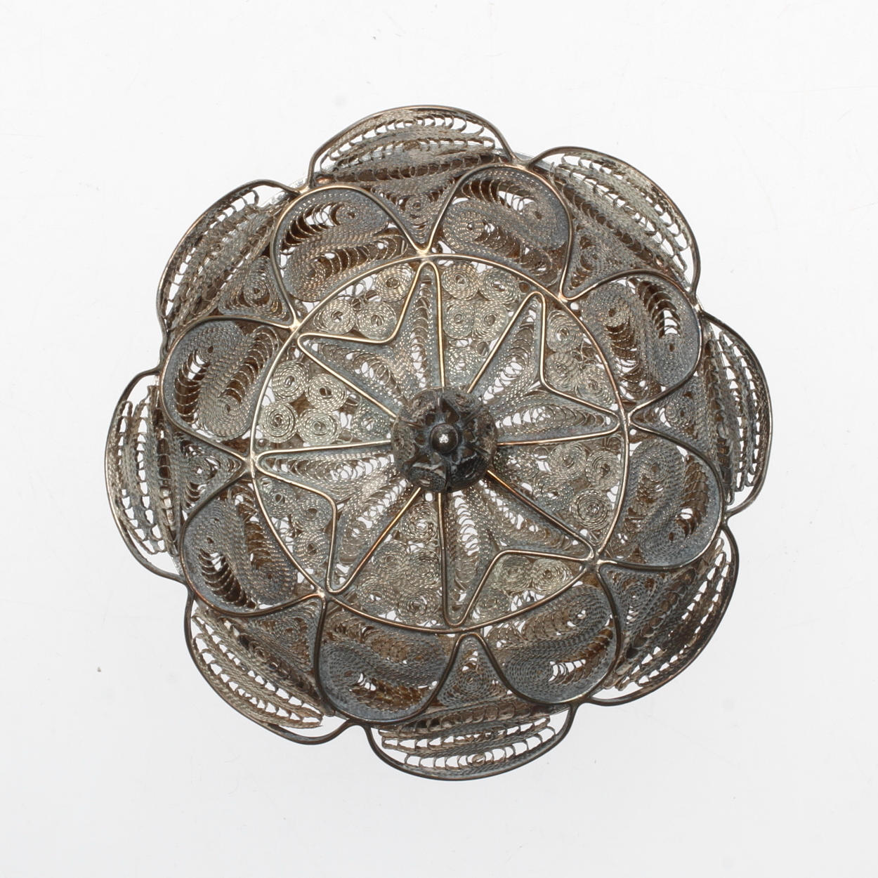 DOSA, silver. filigran, 1900-tal, vikt ca 88 gram.