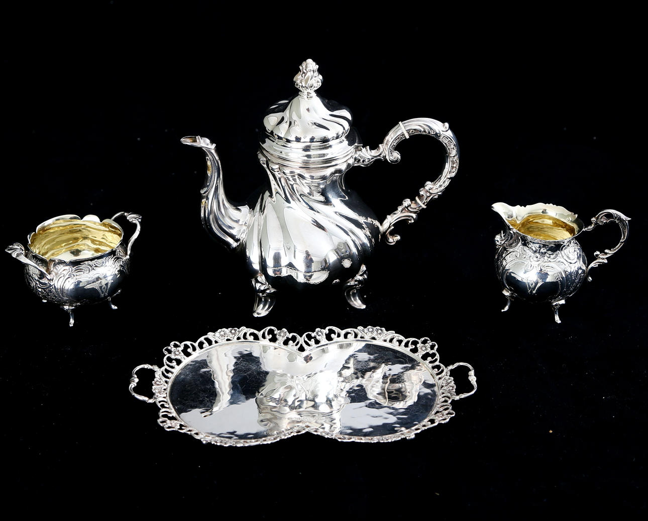 SOCKERSKÅL, GRÄDDKANNA, FAT samt KAFFEKANNA, silver och nysilver, 1900-tal.