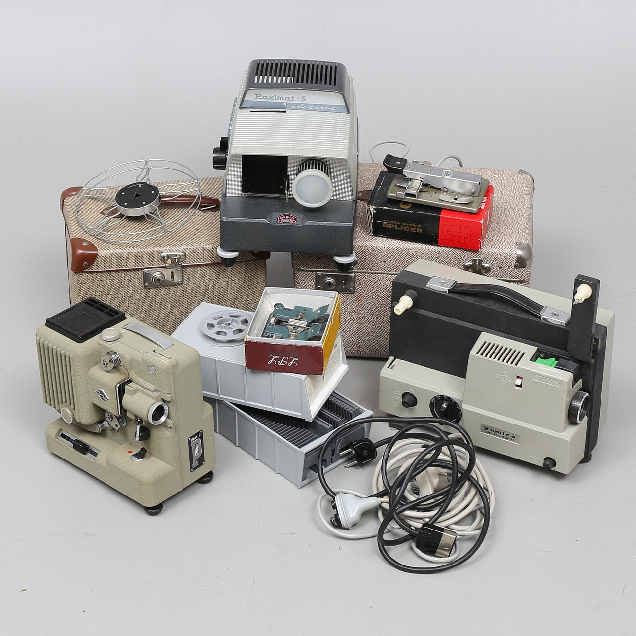 FILMPROJEKTORER, 2 st, DIABILDSPROJEKTOR samt FILMDUK.