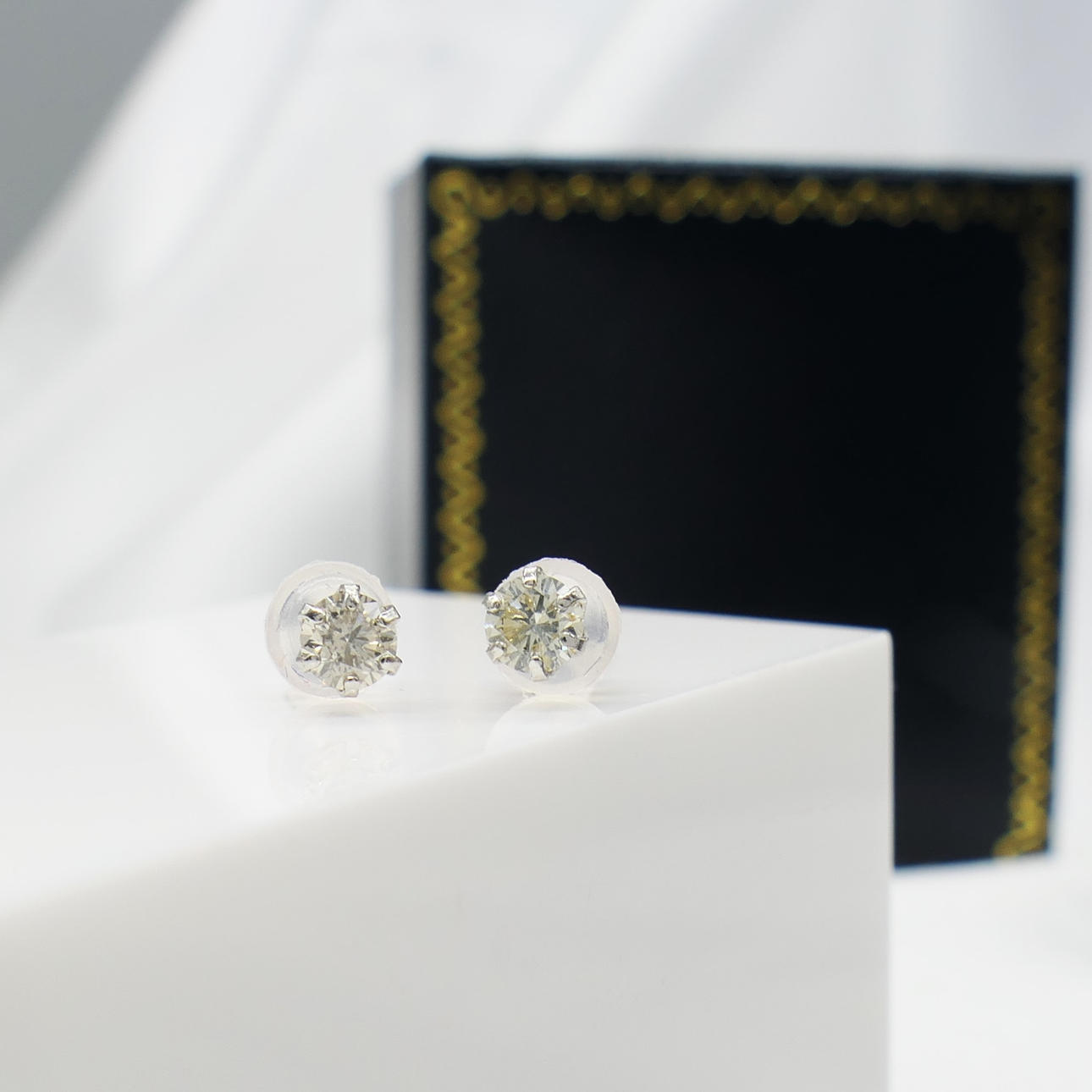 DIAMOND SOLITAIRE ear studs.