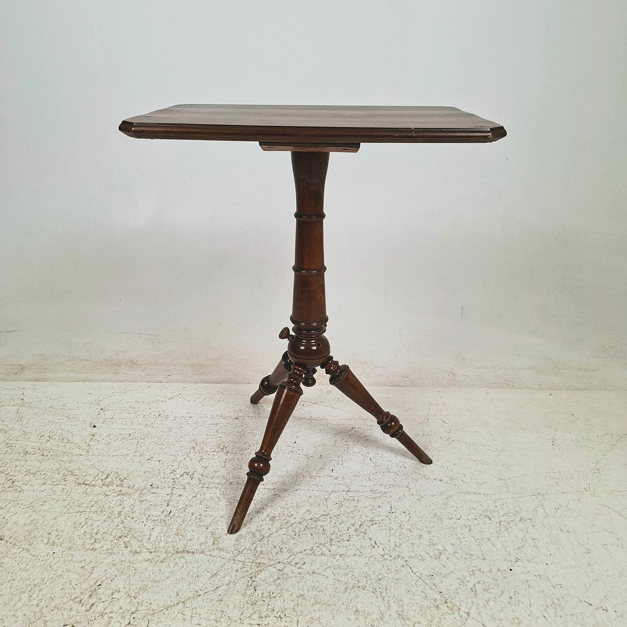 PEDESTAL TABLE, late 19th century.