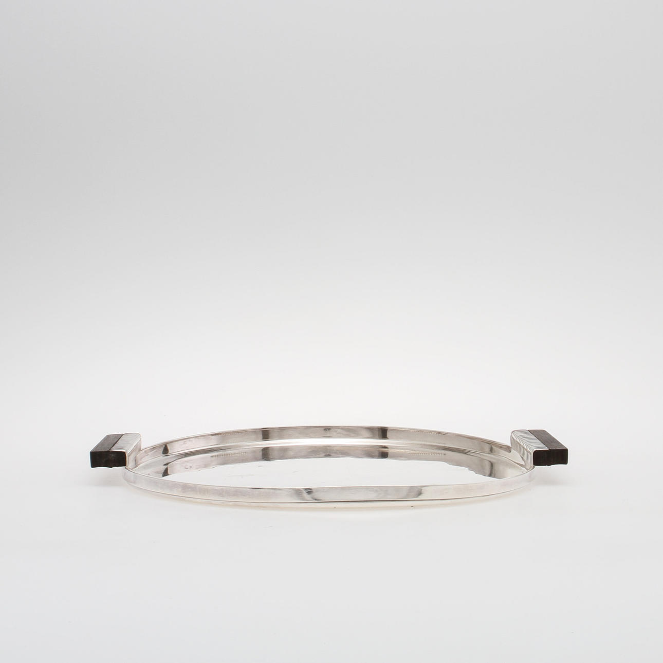 BRICKA, silver med handtag i ebenholz, Guldsmedsaktiebolaget Stockholm 1935. Vikt ca 1000 gram.