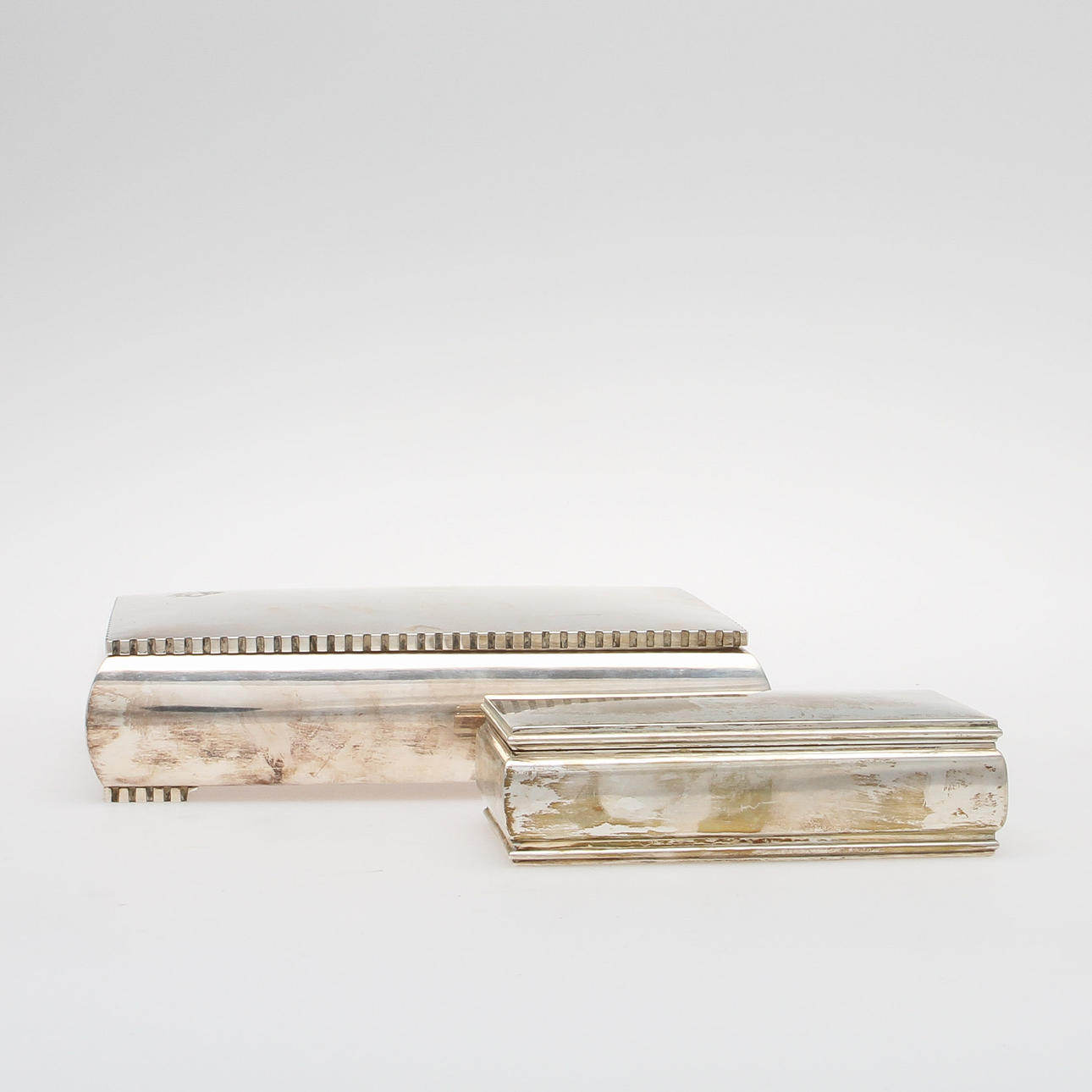 TOBAKSSKRIN, 2 st, silver med träinredning, Sverige och Tyskland 1900-tal. Totalvikt ca 1000 gram.