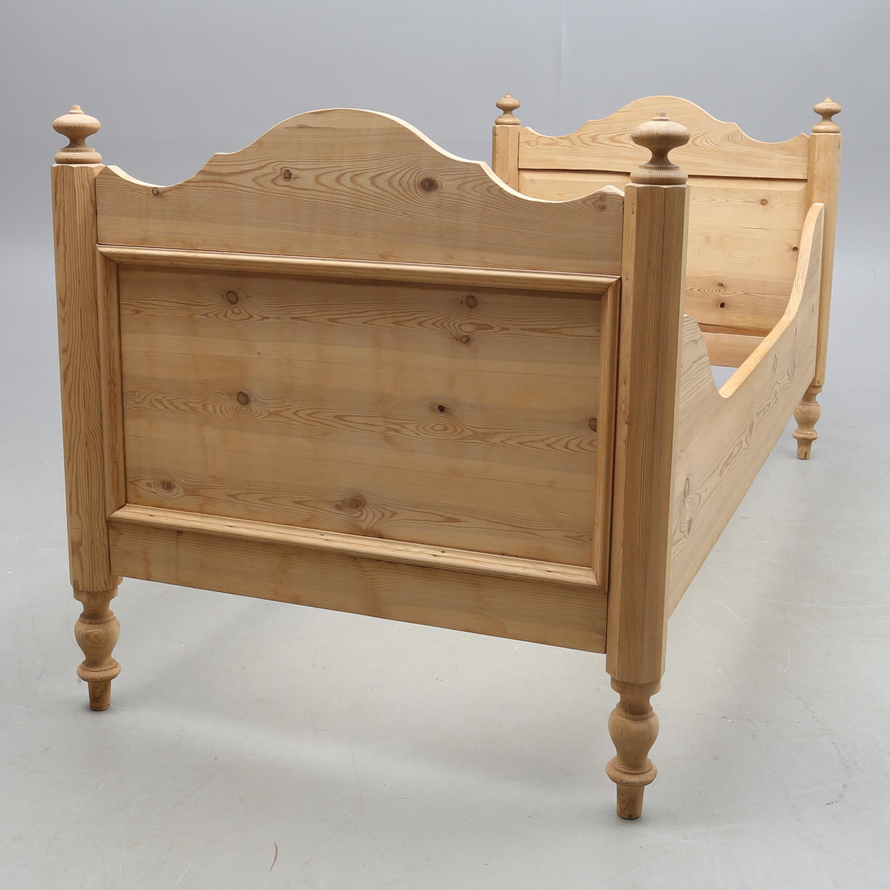 SÄNG, furu, 18/1900-tal.