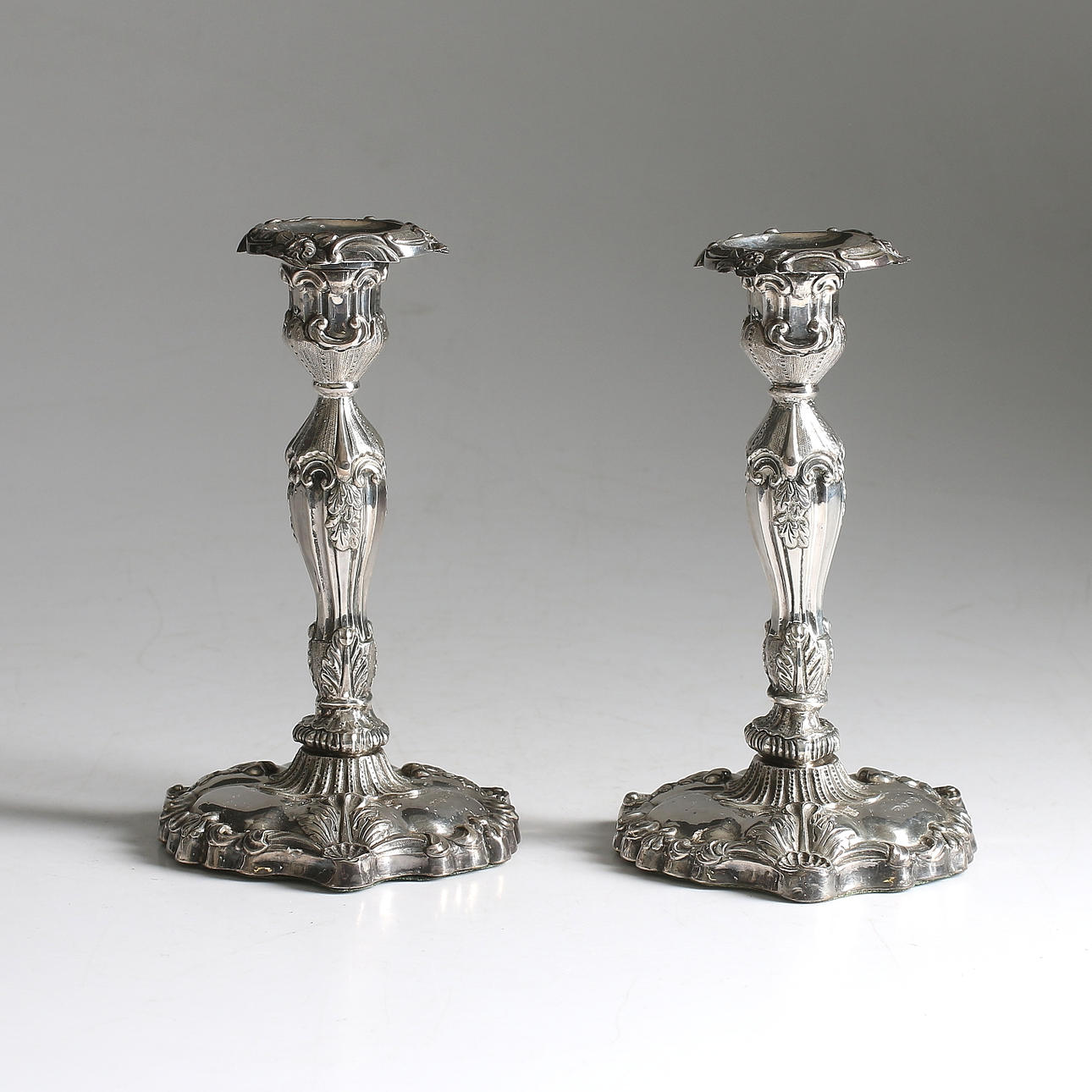 LJUSSTAKAR, ett par silver, nyrokoko, sannolikt Gustaf Möllenborg, Stockholm, 1858.