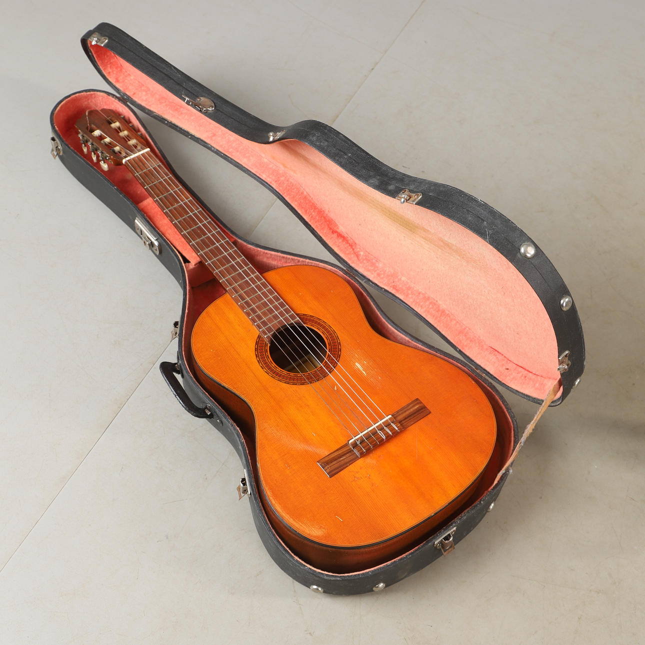 GITARR, Ariana, A 580, Japan.