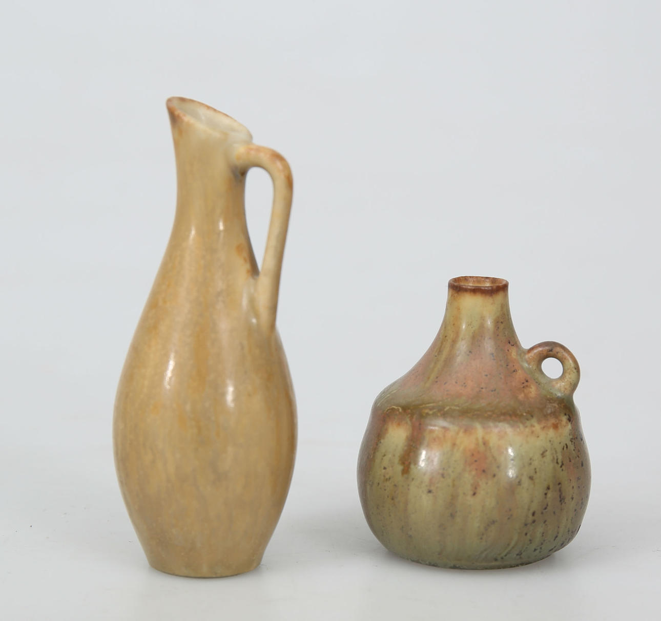 CARL HARRY STÅLHANE. Miniatyrkannor, stengods, 2 stycken, signerade CHS, Rörstrand.