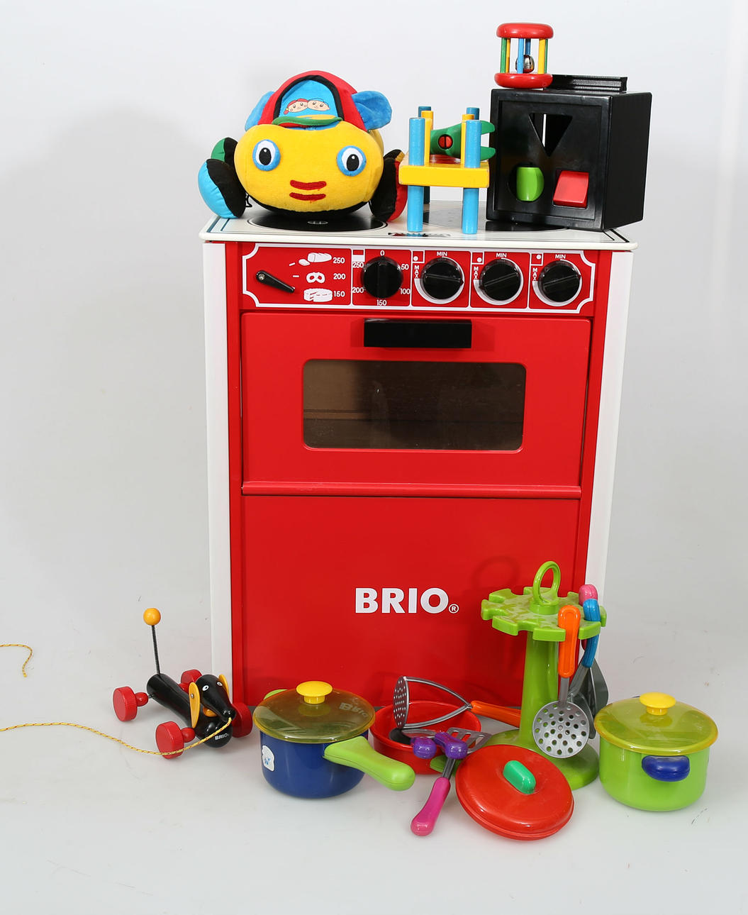 LEKSAKER, 6 stycken, Brio, samt diverse kastruller och matlagningsredskap, 1900-2000-tal.