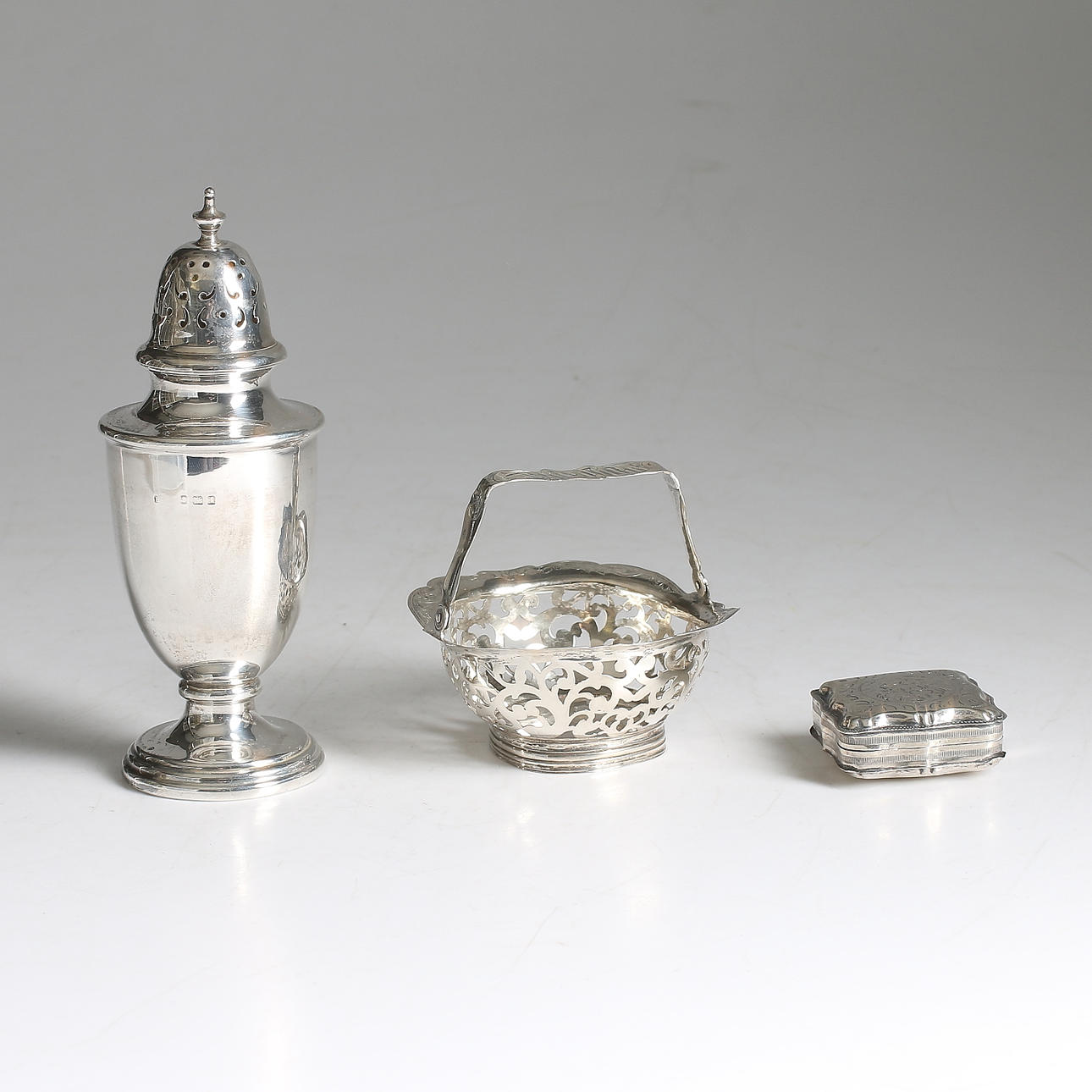 MUFFINER, DOSA och KORG, 3 delar silver, bl.a. Birmingham, England, 18/1900-tal. Vikt 183 gram.