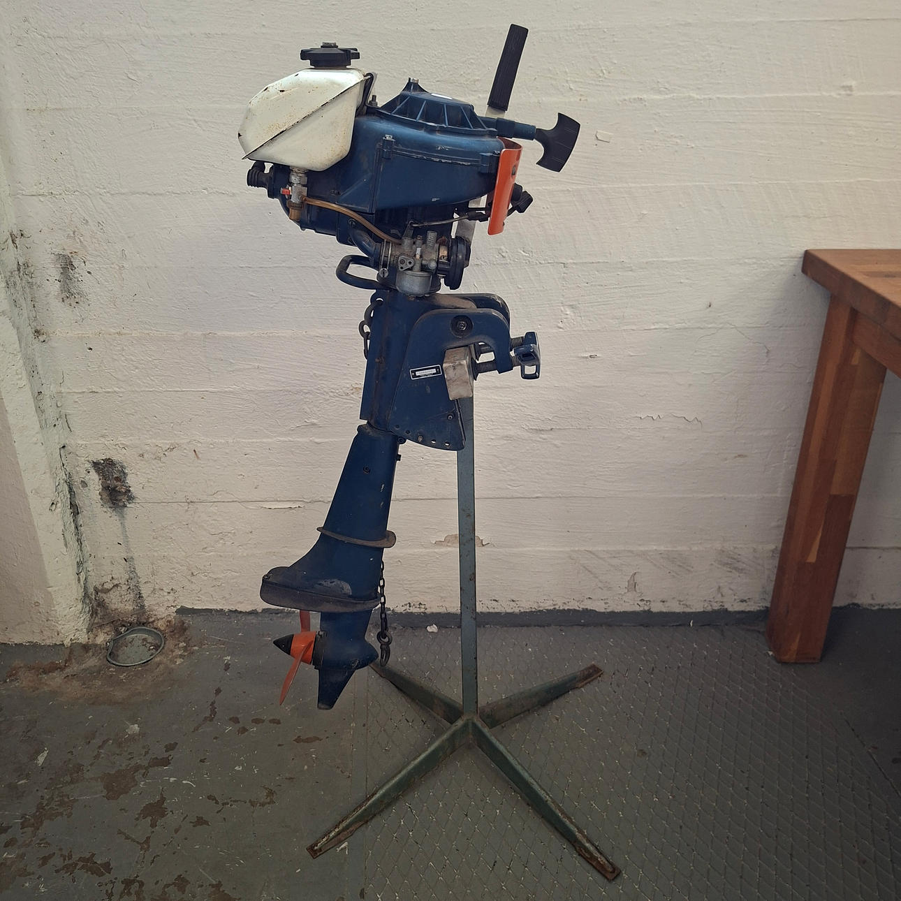 BOAT MOTOR WITH STAND.