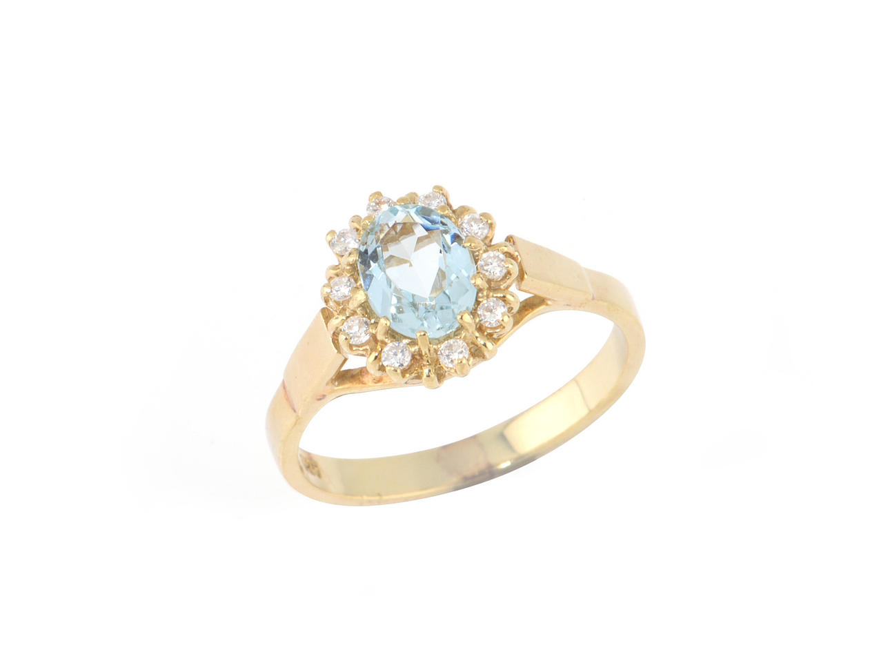 AQUAMARIN RING. Akvamarin ca. 0.59 ct, 10 briljantslipade diamanter ca. 0,13 ct.