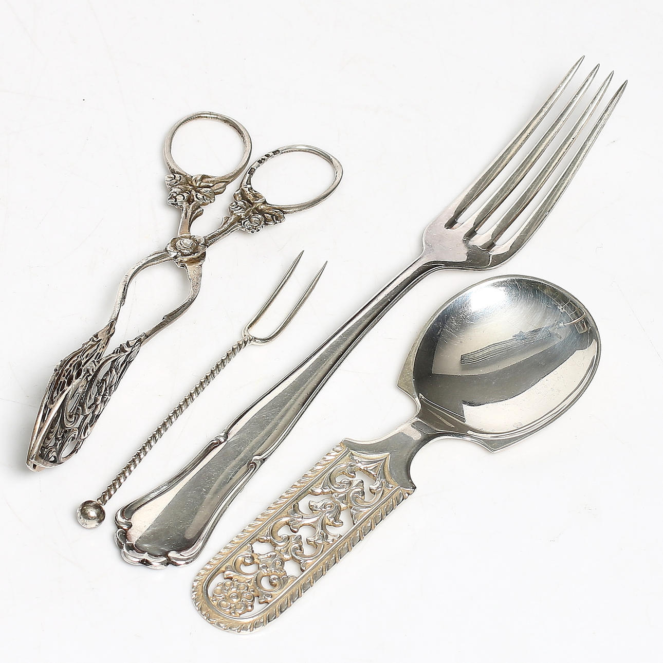 BESTICKSERVISDELAR, 4 st, silver, bl.a. supsked, 1900-tal. Vikt 132 gram.