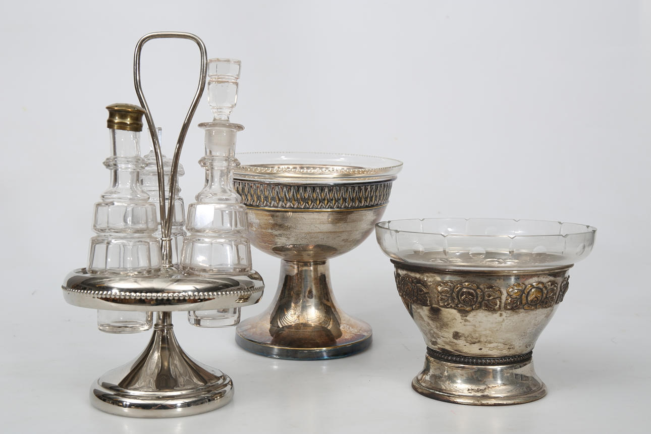 BORDSSURTOUT OCH SKÅLAR, nysilver och glas, 3 delar, 1900-talets första hälft.