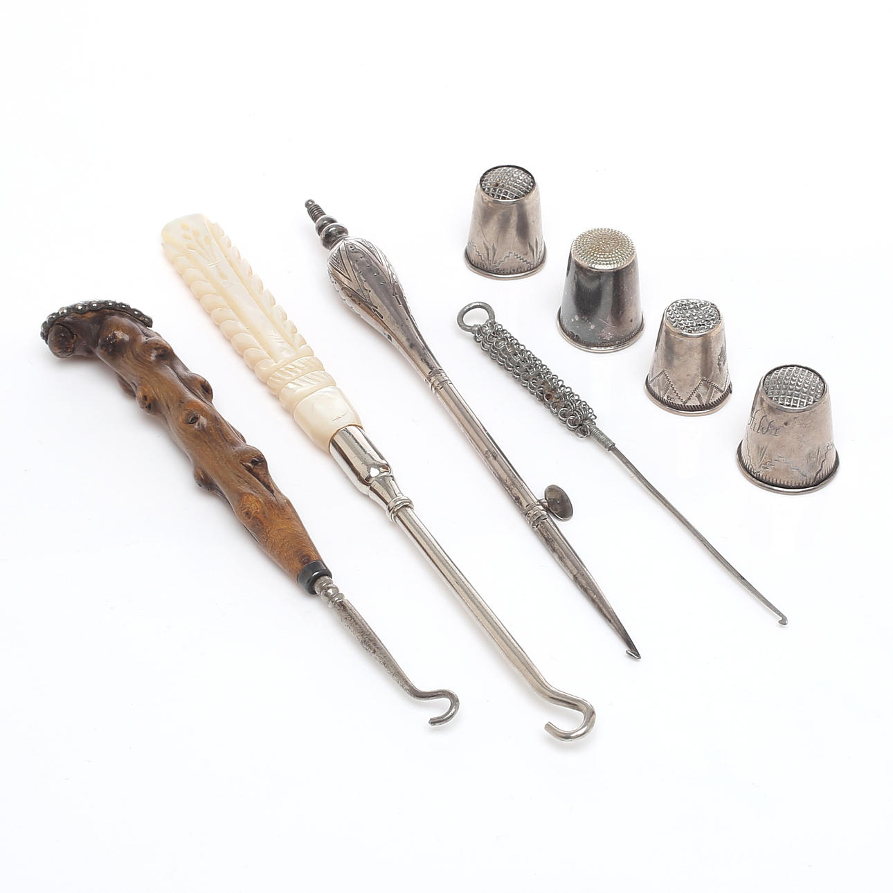 SYBEHÖR m.m, virknålar, knäppkrokar och fingerborgar, 1800-tal.