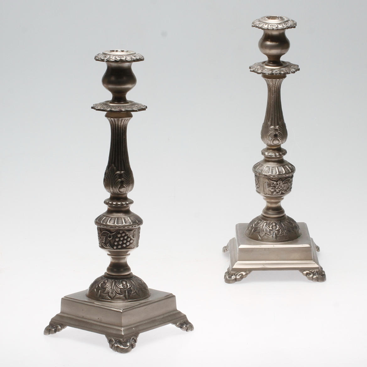 LJUSSTAKAR, ett par, tenn, Ib Laursen, 2000-tal.