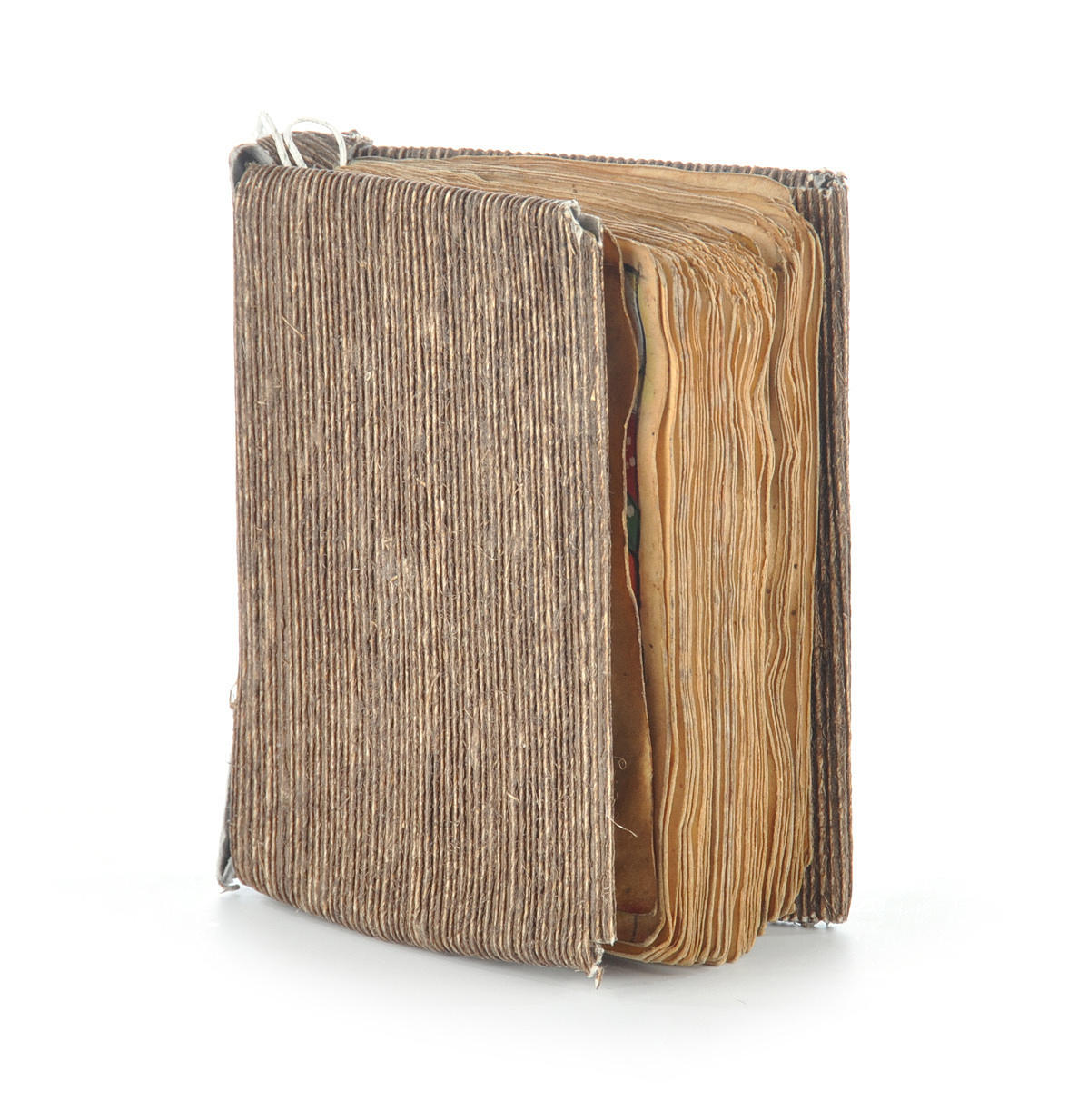 BOK av en hinduisk religion, på sanskrit (eller liknande), sidor djurhud, träskydd.