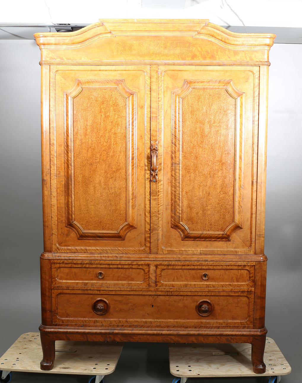 SERVERINGSSKÅP, björk och masurbjörk, 1900-talets första hälft.