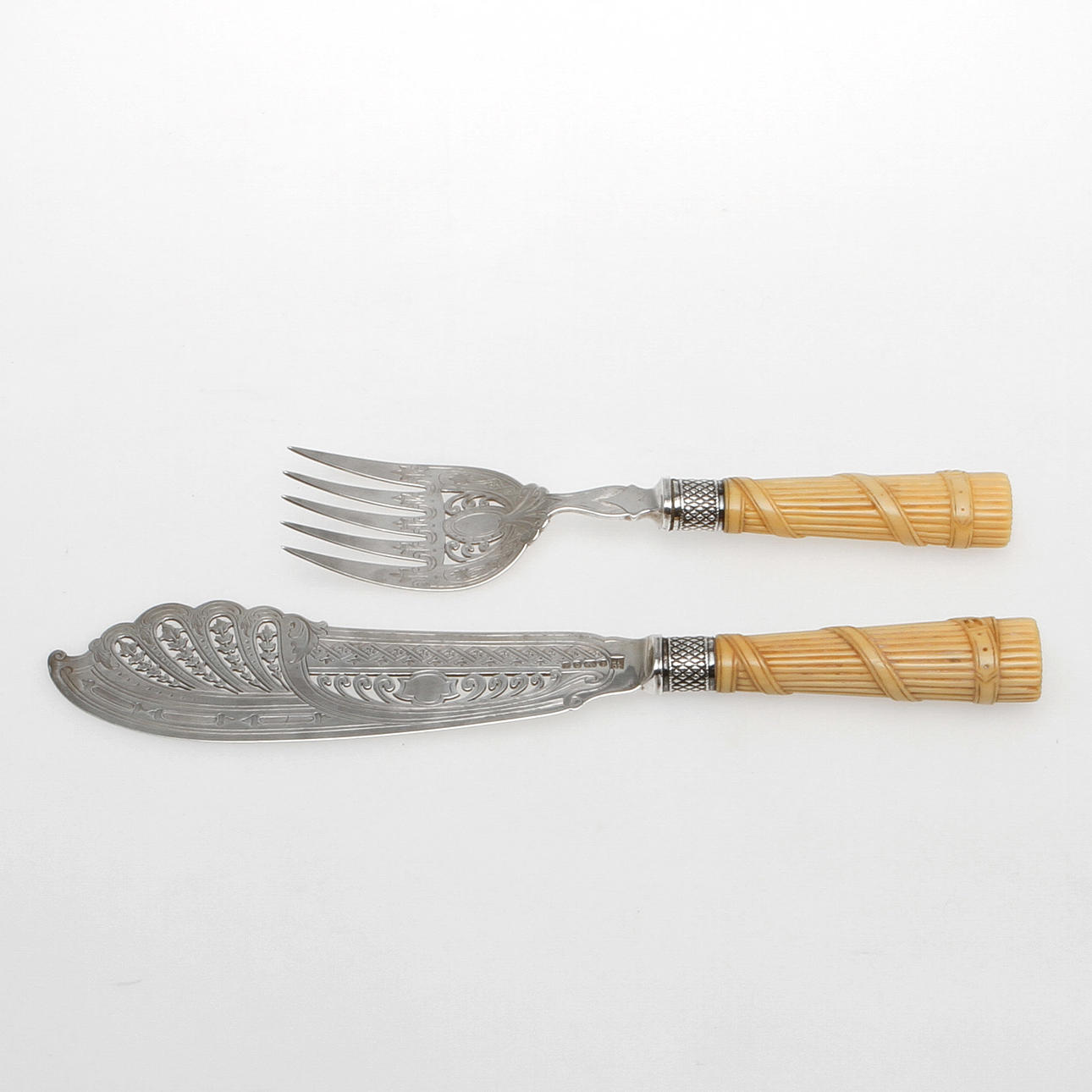 SERVERINGSBESTICK för fisk, silver med benhandtag, Sheffield 1871-72.