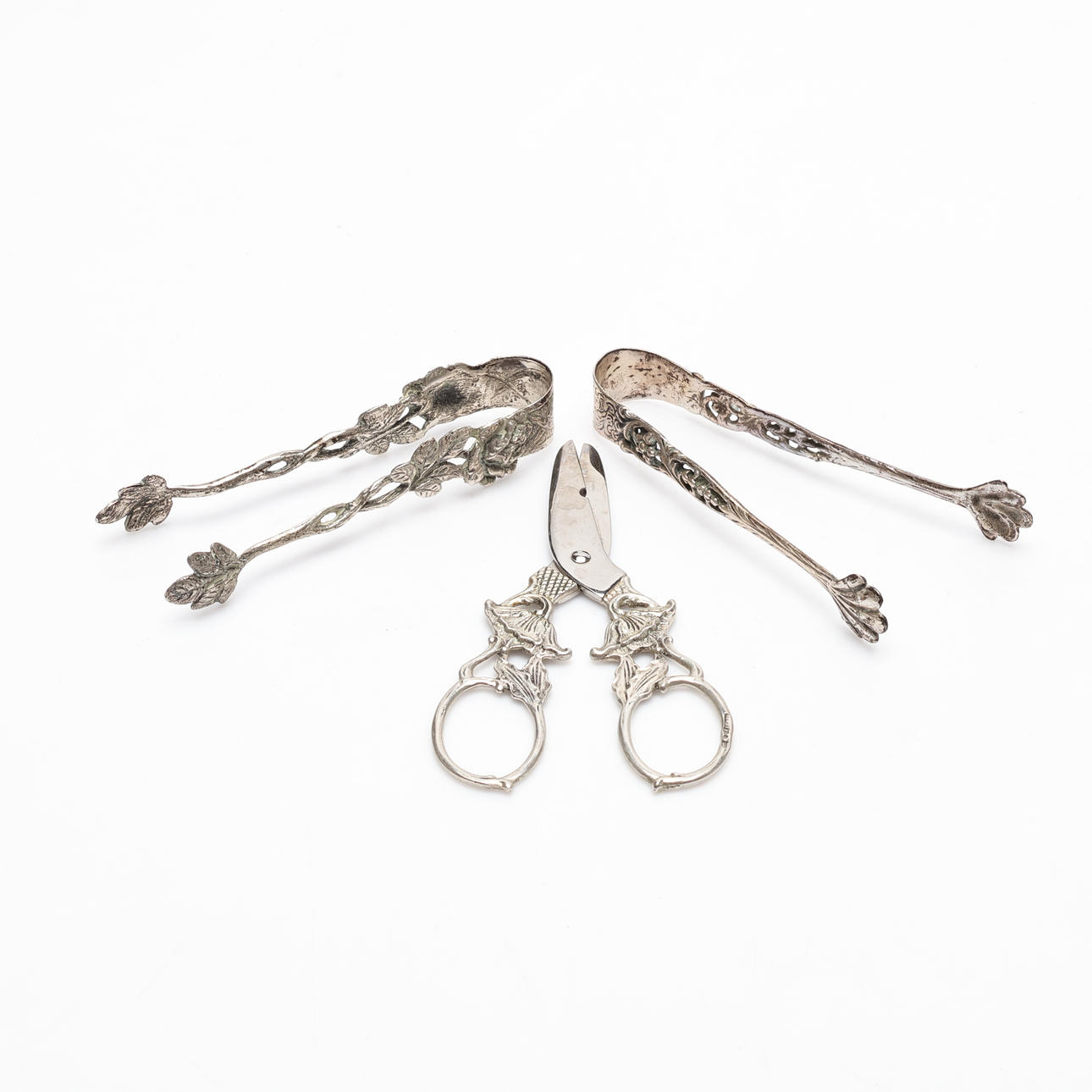 SOCKERTÄNGER, 2 st, samt DRUVSAX, silver.