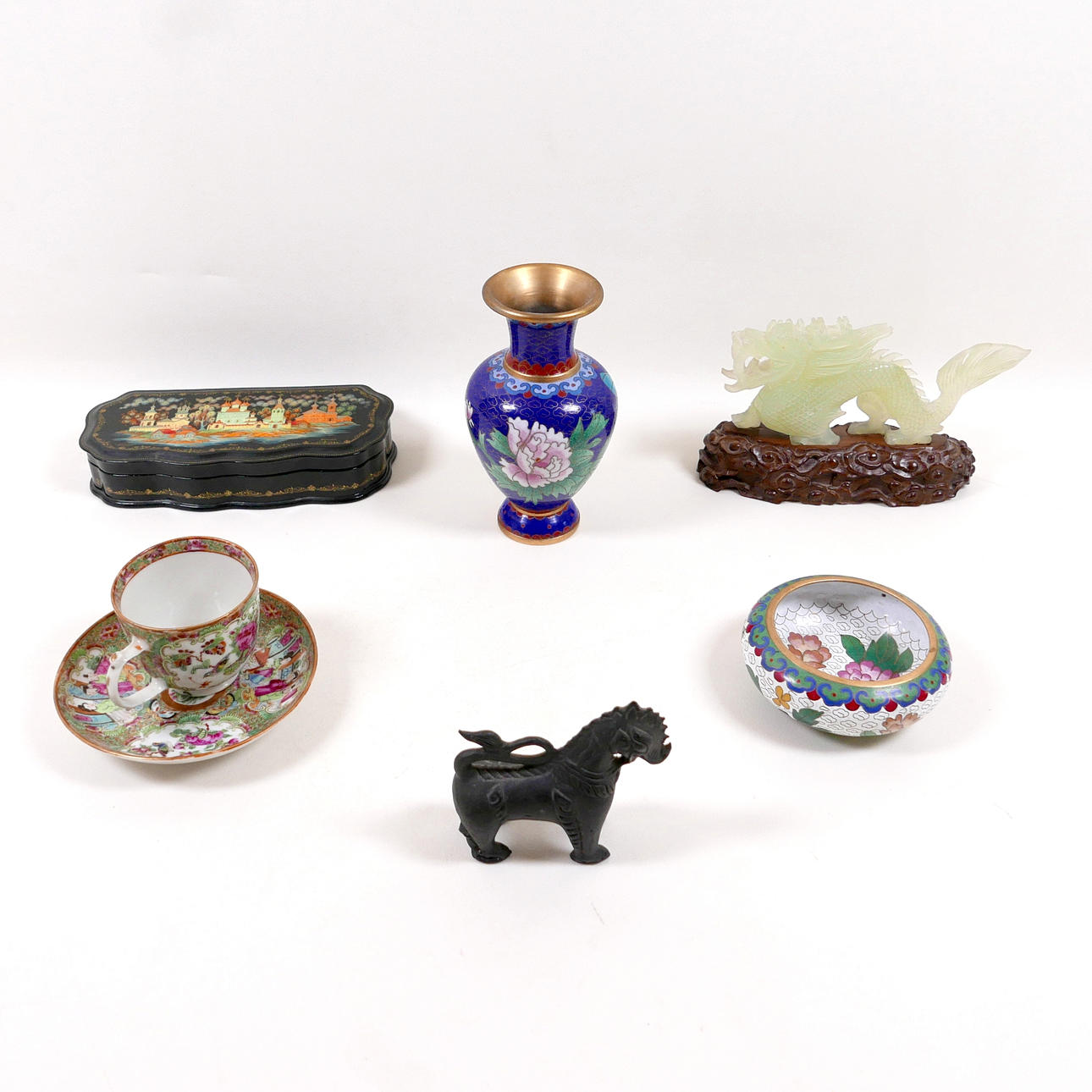 A COLLECTION OF CHINESE ITEMS.