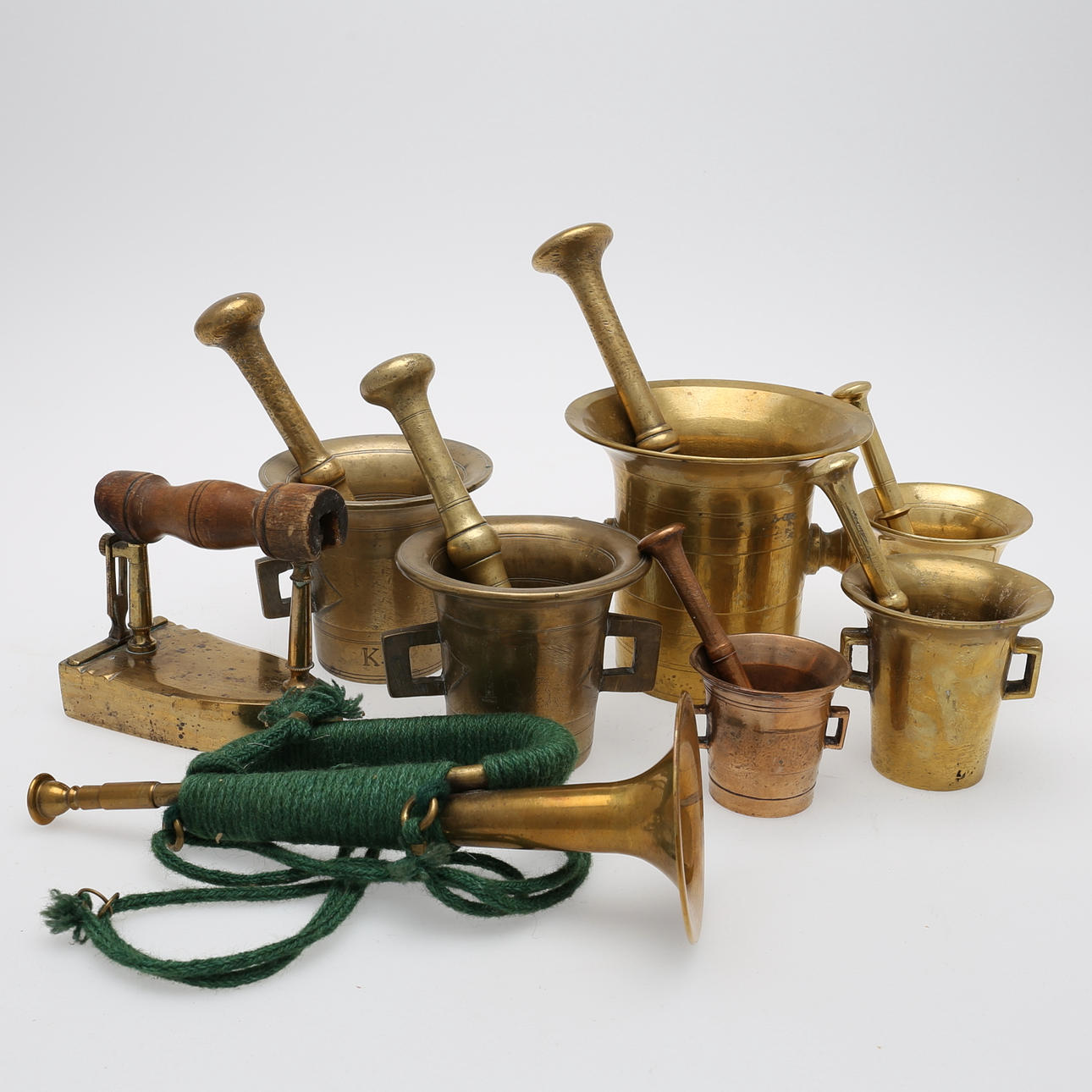 MÄSSING, 8 delar, mestadels MORTLAR.