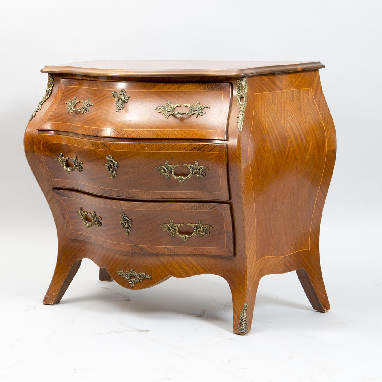 BYRÅ, 3-lådig, mahogny med bronser, rokokostil.