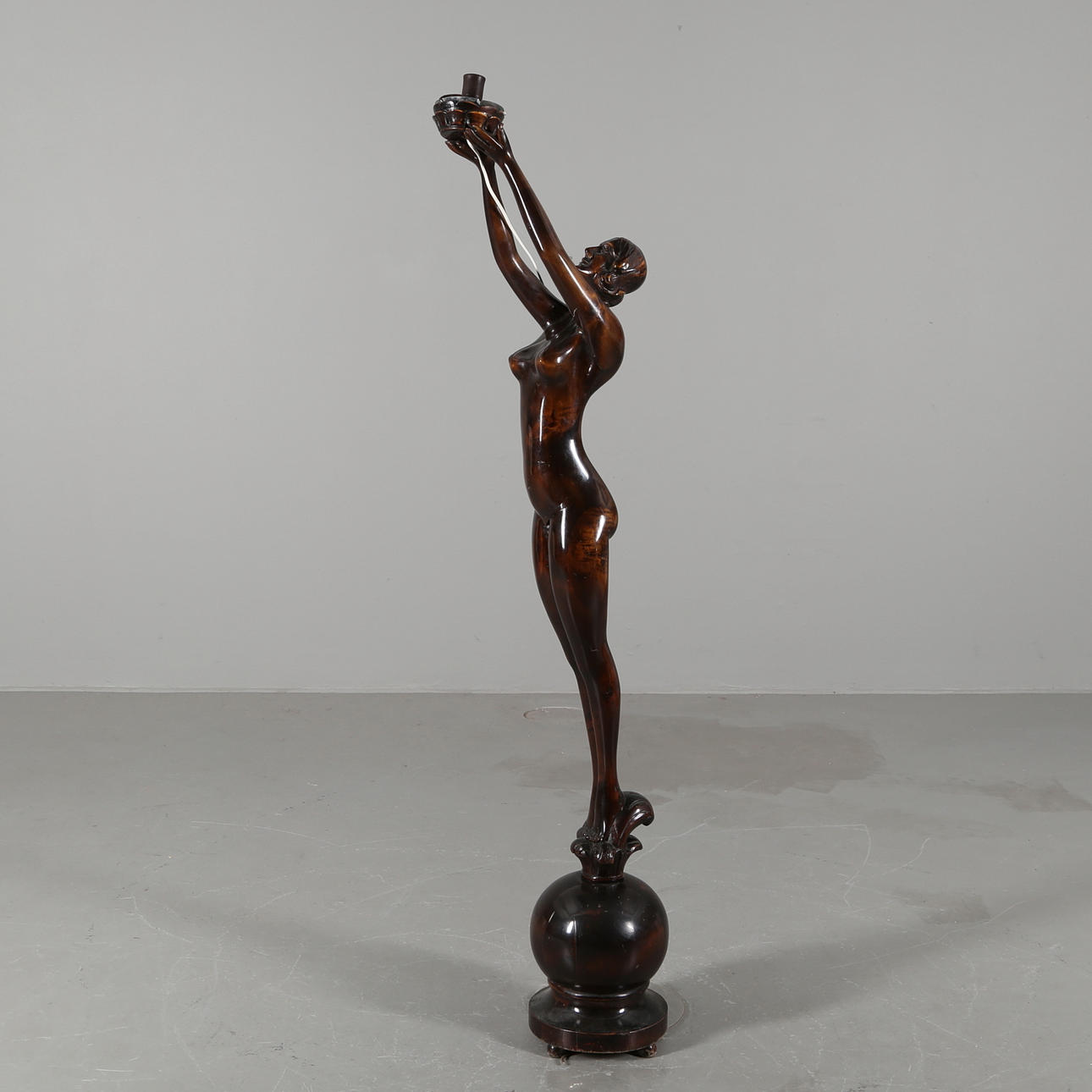 GOLVLAMPA/SKULPTUR i trä, stående kvinna. 1900-talets första hälft.