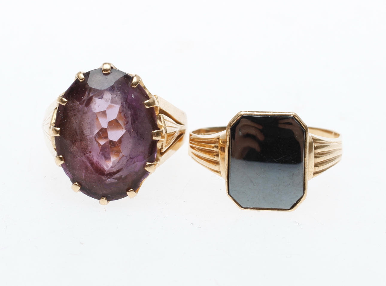 RINGAR, 2 st, 18k guld, med stenar, vikt totalt ca 16,8 gr.