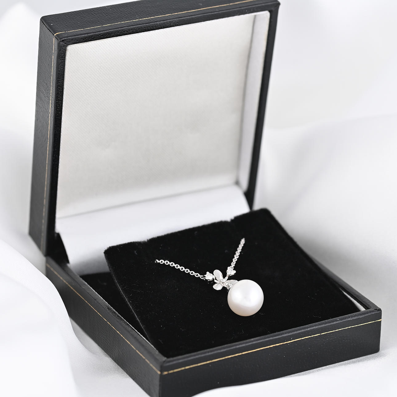 PEARL & DIAMOND snowflake necklace.