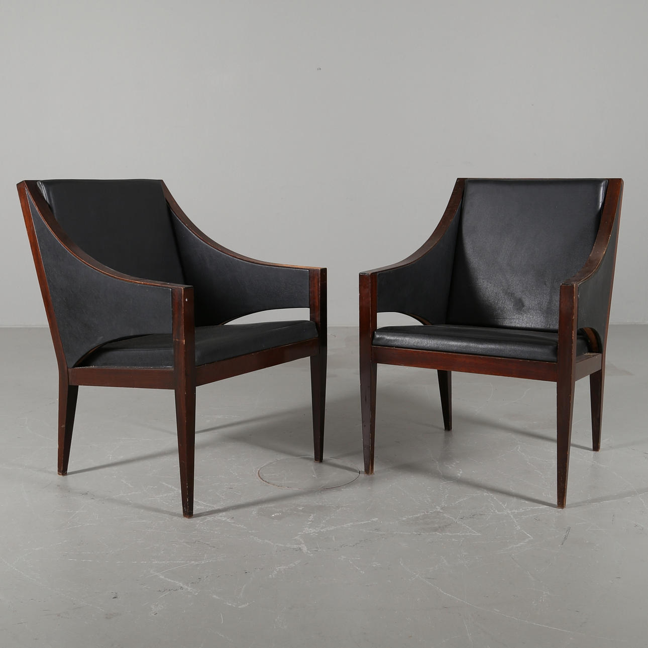 FÅTÖLJER, ett par, klädsel delvis i svart skinn, 1900-talets första hälft.