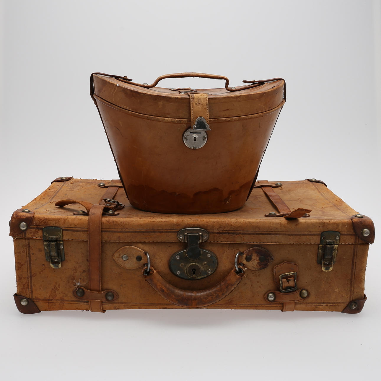 HÖG HATT i HATTASK, samt RESVÄSKA.