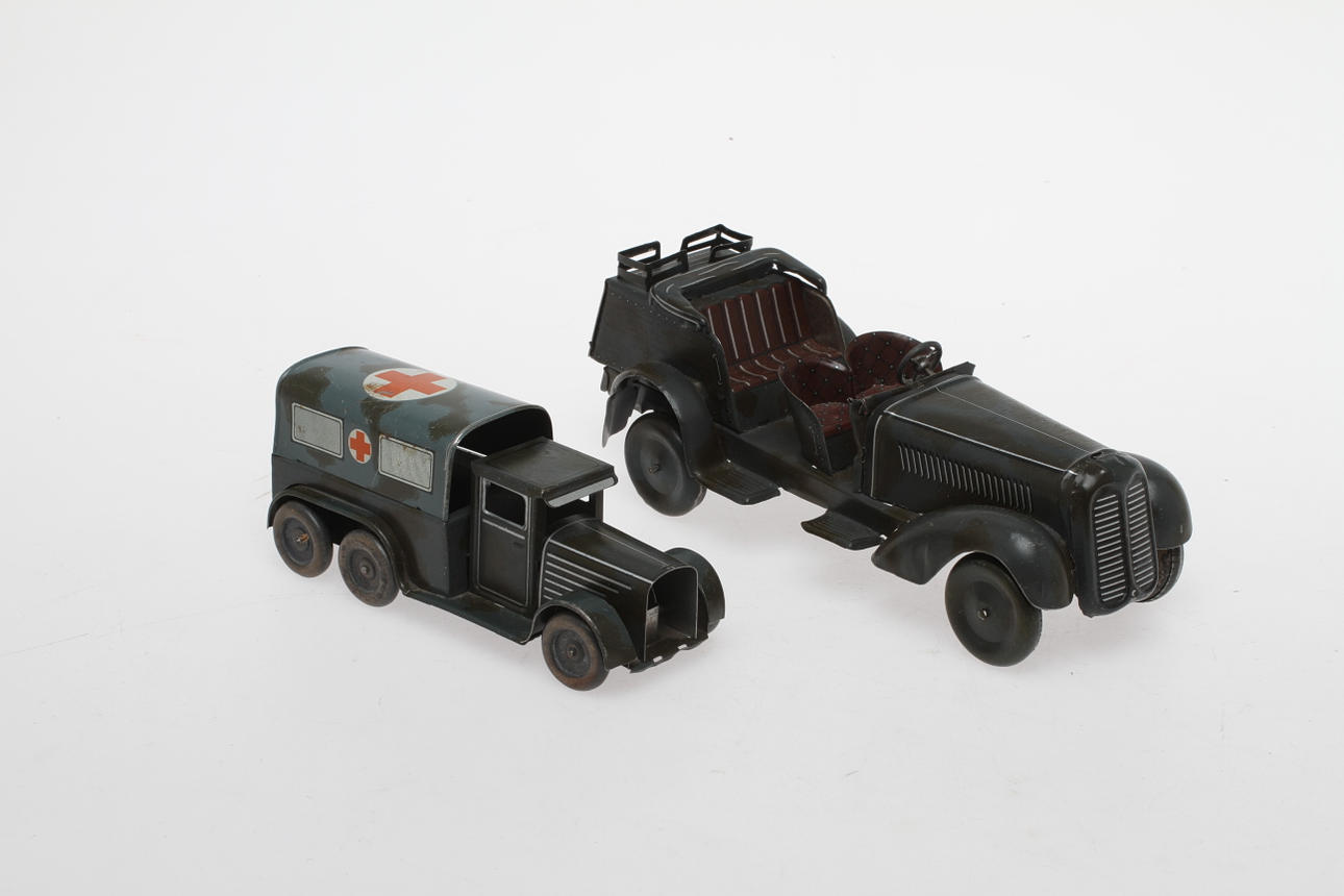 PLÅTBILAR TippCo ambulans och Neuhierl Kübelwagen, urverk, Tyskland 1930 - 1940.
